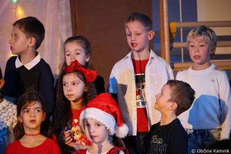 Miklavžev koncert na Osnovni šoli Toma Brejca napolnil telovadnico do zadnjega kotička (41)